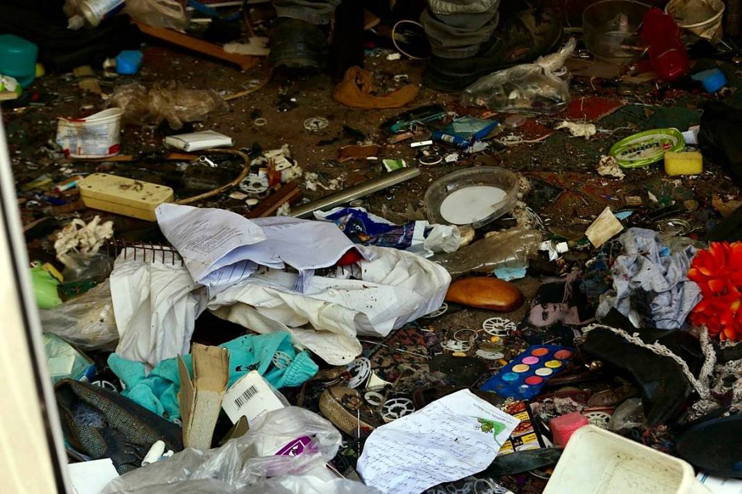 Kamyonlar yetmedi: Çöp partisi sona erdi! Apartmandan çıkanlar hayrete düşürdü 20